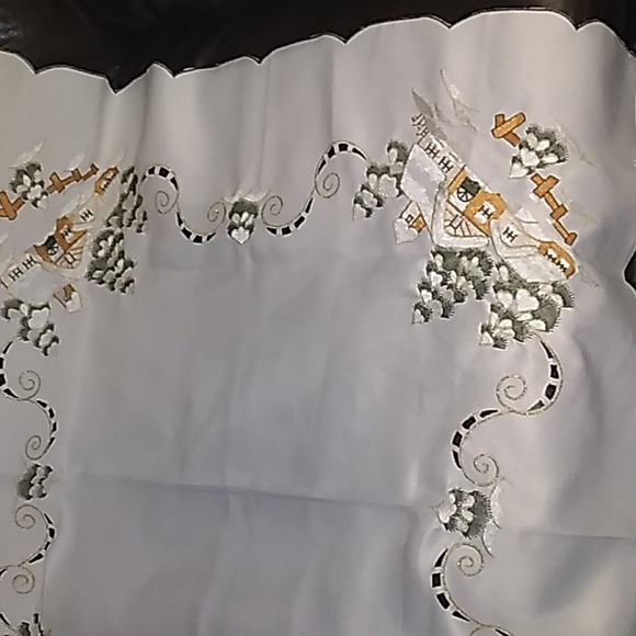AMAZING EMBROIDERED Square Linen Tablecloth- 33.5 inches x 33.5 inches. - Picture 3 of 17